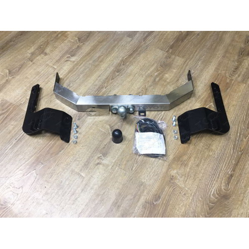 TCU00050 ТСС Фаркоп на Toyota Land Cruiser 200 2007-2021 с накладкой с надписью Toyota без подрезки бампера. Тип шара: F. Нагрузки: 1500/100 кг