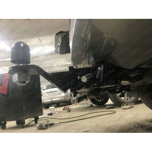 FA 0160-E Бизон Фаркоп на Toyota RAV4 2012-2019. Дорестайлинг без подрезки бампера, рестайлинг с подрезкой бампера. Тип шара: E (легкосъемный шар под квадрат). Нагрузки: 2500/160 кг. Не комплектуется электрикой