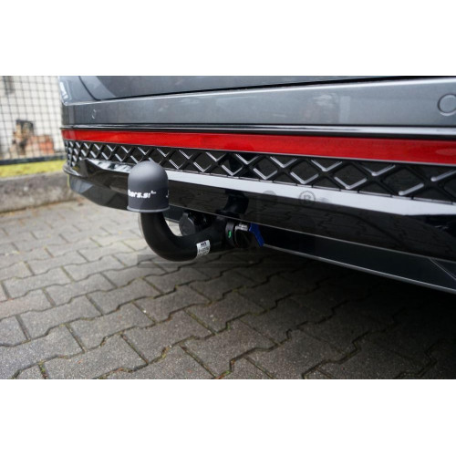 V081V GALIA Полностью оцинкованный фаркоп на Volkswagen Passat B8 седан/универсал 08/2014-2023, в т.ч. Alltrack B8 2015-2023, Skoda Superb 3 седан/универсал 03/2015-2024. Подрозетник убирается за бампер. Тип шара: AV (вертикальное быстросъемное крепление 