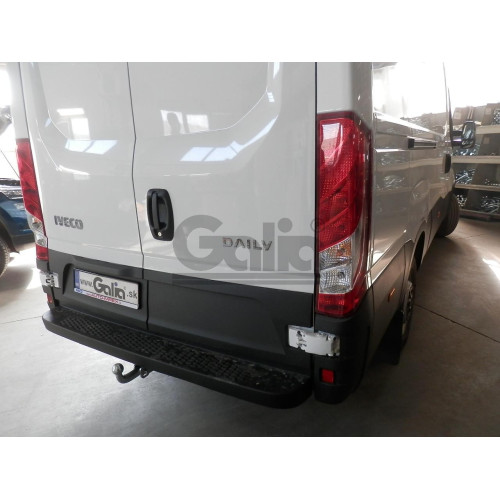 I021A GALIA Полностью оцинкованный фаркоп на Iveco Daily фургон/шасси 1999-2014, 2014-. Ступенька по всей ширине автомобиля. Монтируется к боковым стенкам рамы. Модели 35S - без задних креплений в раме. Тип шара: A. Установка без снятия и выреза бампера. 