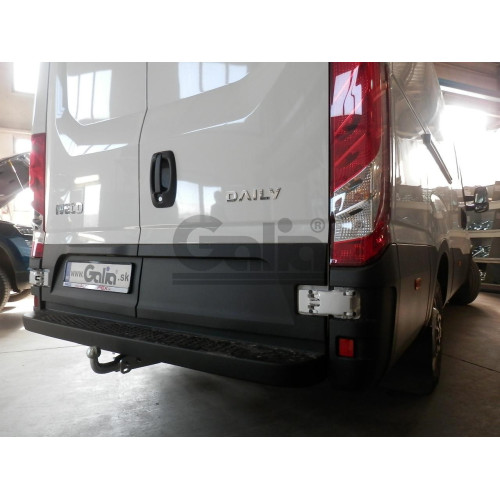 I021A GALIA Полностью оцинкованный фаркоп на Iveco Daily фургон/шасси 1999-2014, 2014-. Ступенька по всей ширине автомобиля. Монтируется к боковым стенкам рамы. Модели 35S - без задних креплений в раме. Тип шара: A. Установка без снятия и выреза бампера. 