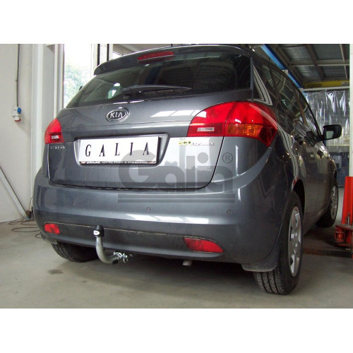 K035C GALIA Полностью оцинкованный фаркоп на Kia Venga 2010-2017. Подрозетник убирается за бампер. Тип шара: C (горизонтальный съемный). Невидимый вырез бампера. Нагрузки: 1300/75 кг, масса фаркопа 17,06 кг