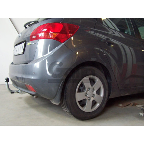 K035C GALIA Полностью оцинкованный фаркоп на Kia Venga 2010-2017. Подрозетник убирается за бампер. Тип шара: C (горизонтальный съемный). Невидимый вырез бампера. Нагрузки: 1300/75 кг, масса фаркопа 17,06 кг