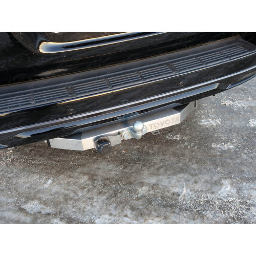 TCU00046 ТСС Фаркоп на Toyota Land Cruiser 200 Executive/Executive Lounge 2016-2021, Toyota Land Cruiser 200 TRD 2019-2021 с накладкой с надписью Toyota без подрезки бампера. Тип шара: F. Нагрузки: 1500/100 кг