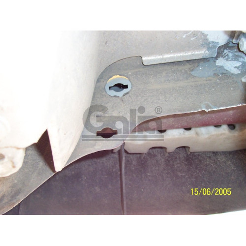 R014C GALIA Полностью оцинкованный фаркоп на Renault Megane I хетчбек 1996-2003, номерной знак на задней двери. Тип шара: C (горизонтальный съемный). Установка без снятия и выреза бампера. Нагрузки: 1350/75 кг, масса фаркопа 15,6 кг
