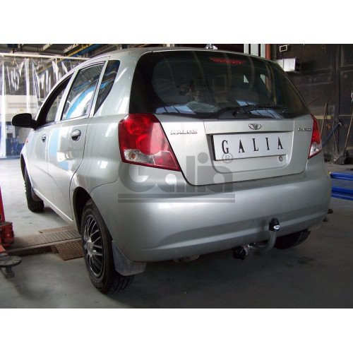 D038C GALIA Полностью оцинкованный фаркоп на Chevrolet Aveo хетчбек 3/5 дверей 2002-2012, Daewoo Kalos хетчбек 3/5 дверей 2002-2012. Тип шара: C (горизонтальный съемный). Невидимый вырез бампера. Нагрузки: 1100/50 кг, масса фаркопа 16,67 кг