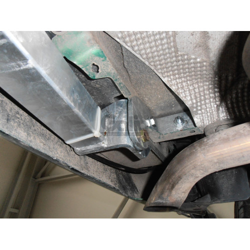 R002C GALIA Полностью оцинкованный фаркоп на Renault Clio 1998-2005. Особенности: Номерной знак на задней двери, вкл. Storia 2005-. Тип шара: C (горизонтальный съемный). Установка без снятия и выреза бампера. Нагрузки: 1200/75 кг, масса фаркопа 15,1 кг