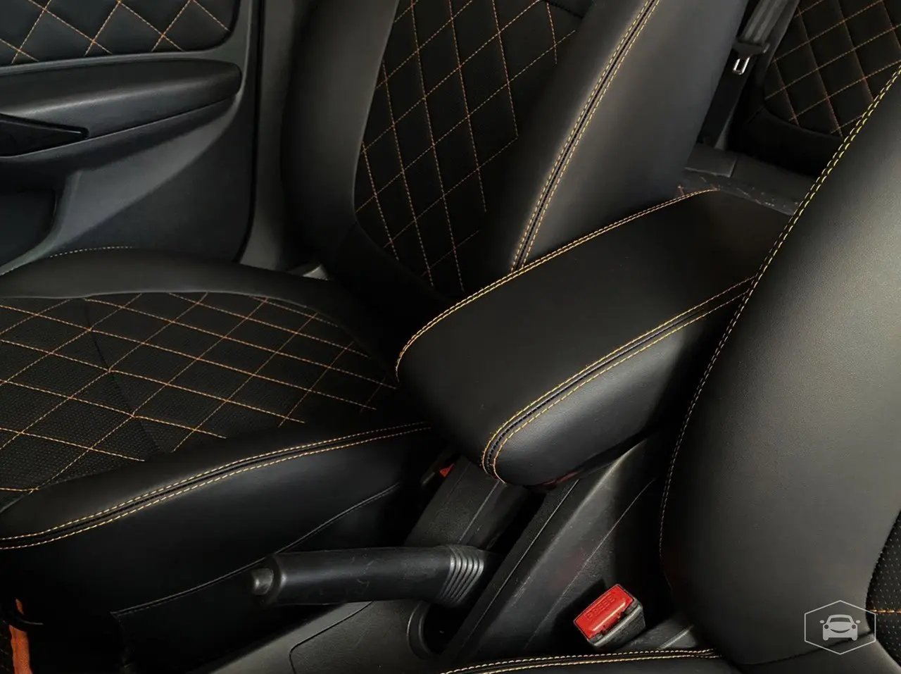 Перетянули руль, подлокотник, дверные карты 