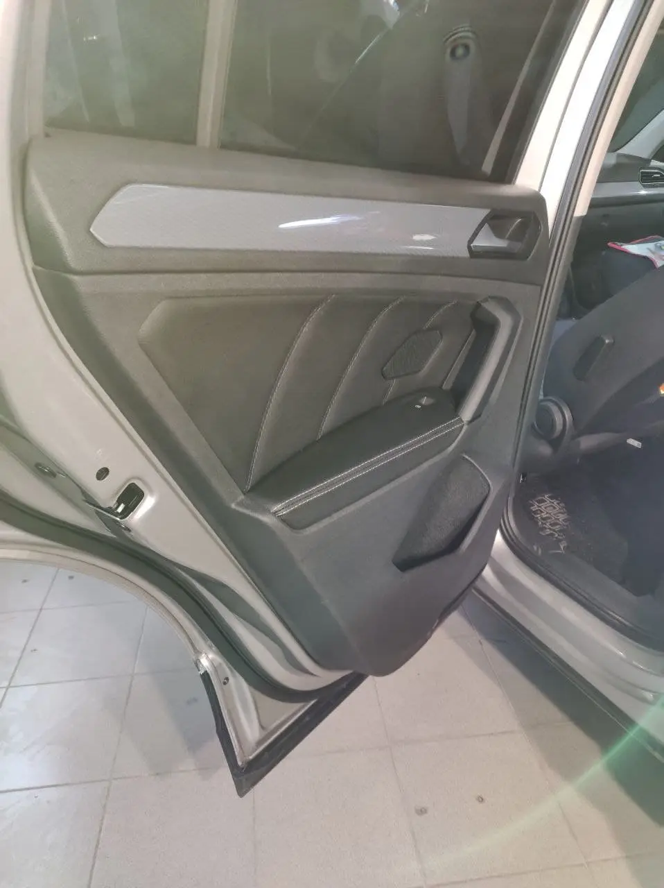 VW Tiguan дверные карты + подлокотник