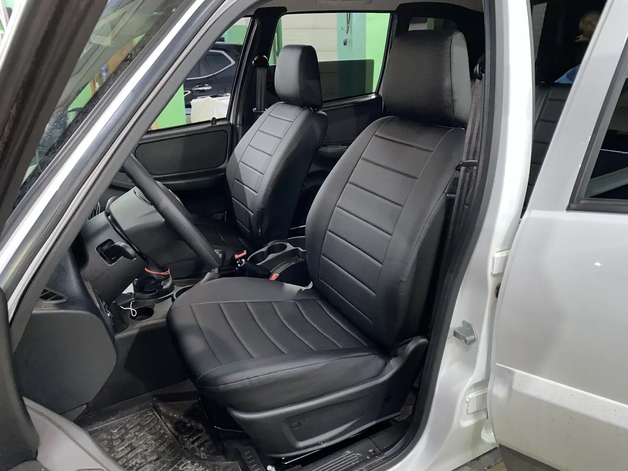 Чехлы и сигнализация СтарЛайн А93 на Lada Niva Чехлы и сигнализация СтарЛайн А93 на Lada Niva