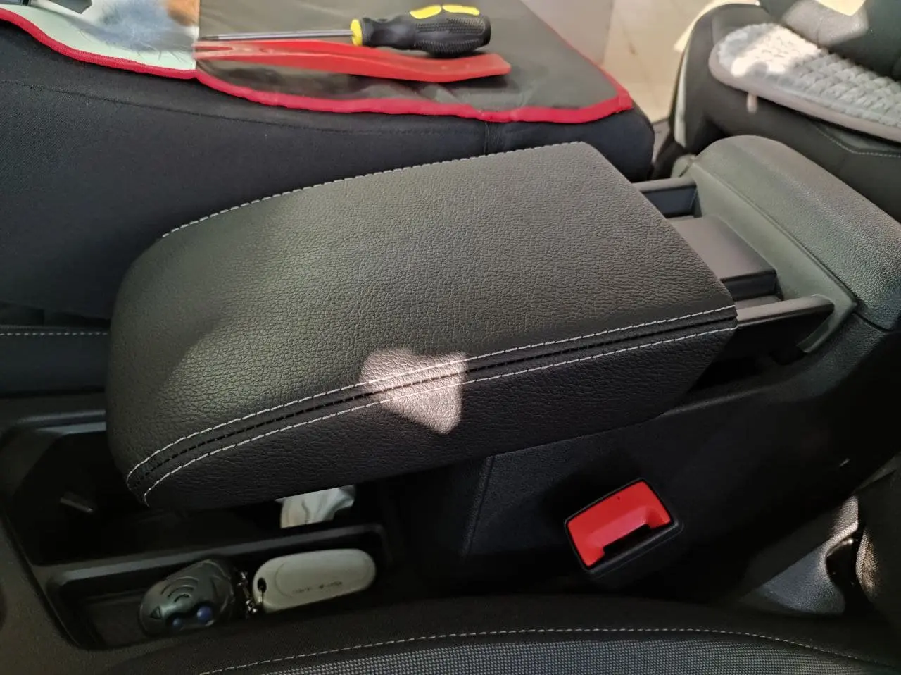 VW Tiguan дверные карты + подлокотник