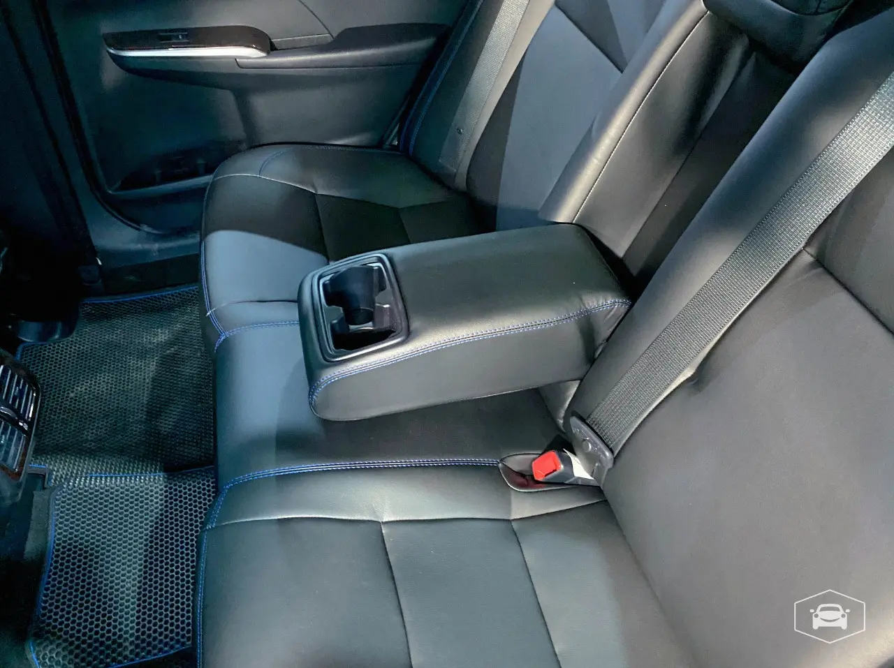 Чехлы Интер и Toyota Camry 50