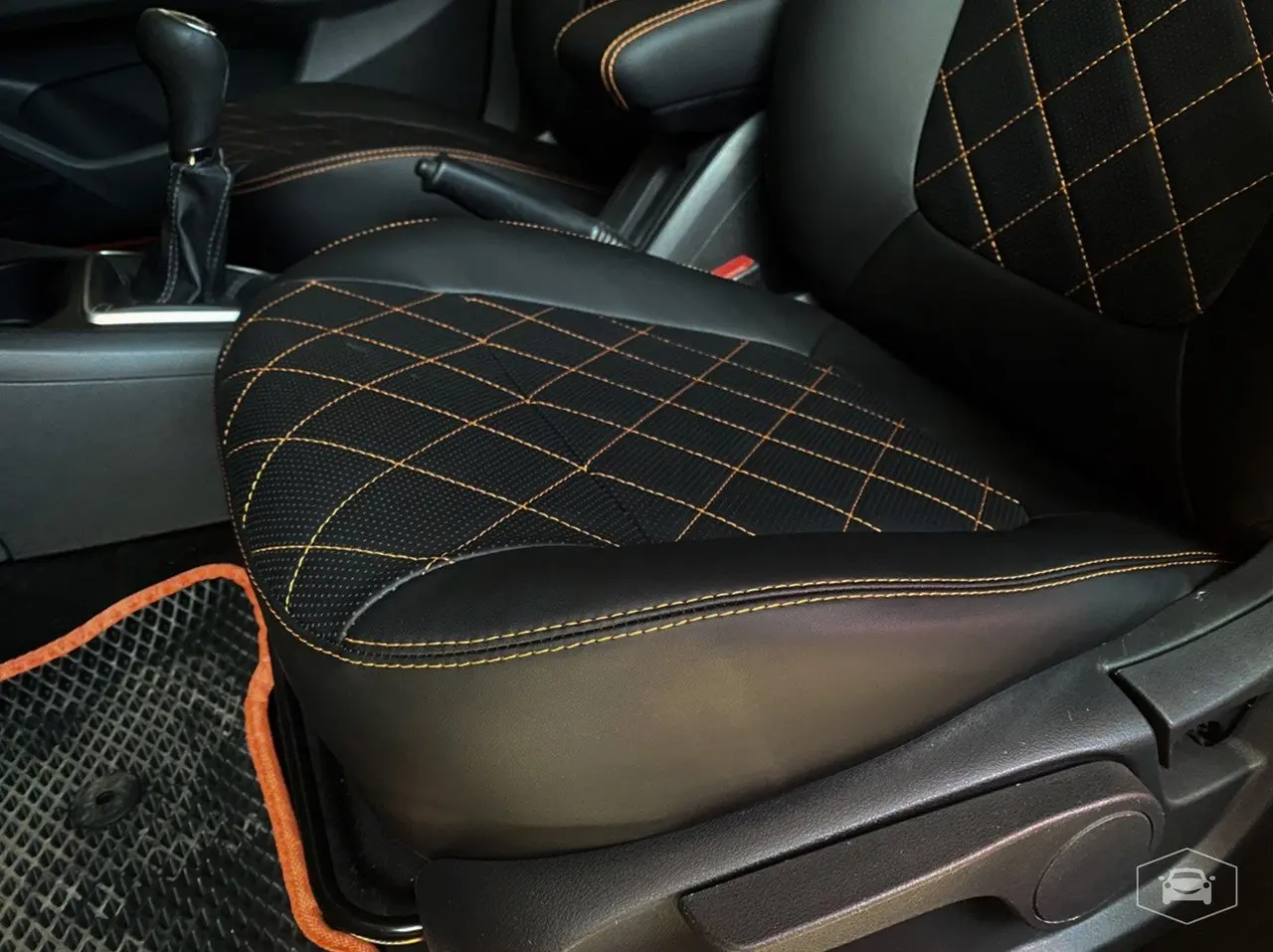 Перетянули руль, подлокотник, дверные карты 