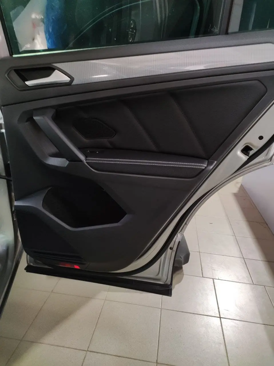 VW Tiguan дверные карты + подлокотник