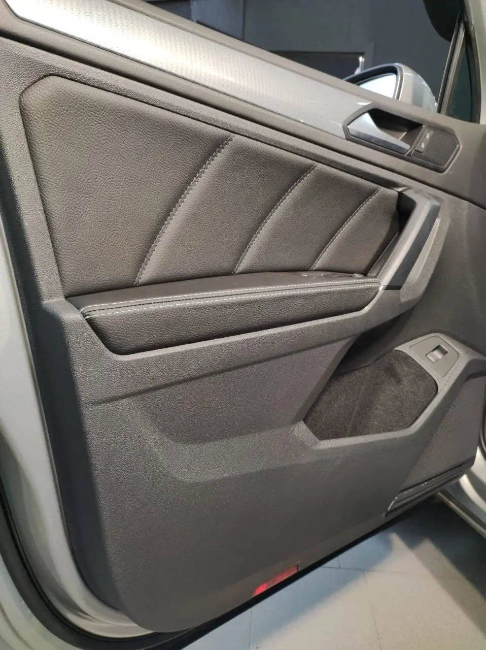 VW Tiguan дверные карты + подлокотник